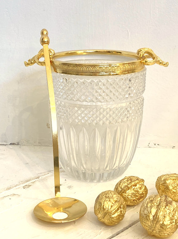 Retro ice bucket with scoop
