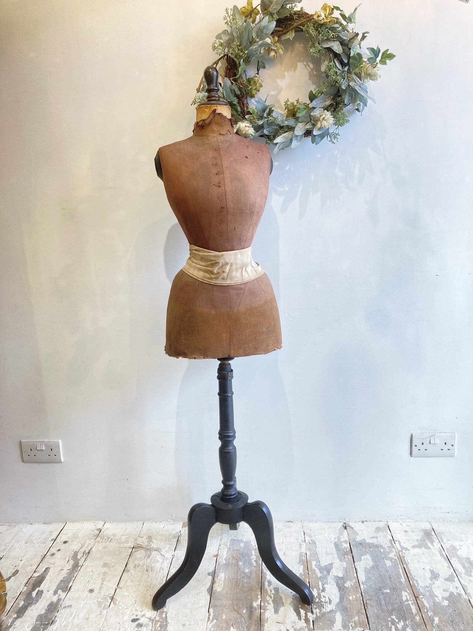 Beautifully shabby wasp-waisted mannequin – Belle Epoque